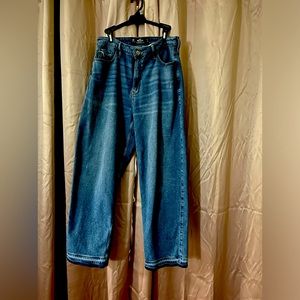 HOLLISTER DAD JEANS Cute ankle detail